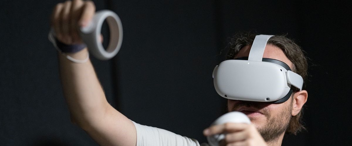 homme qui joue avec un casque de réalité virtuelle